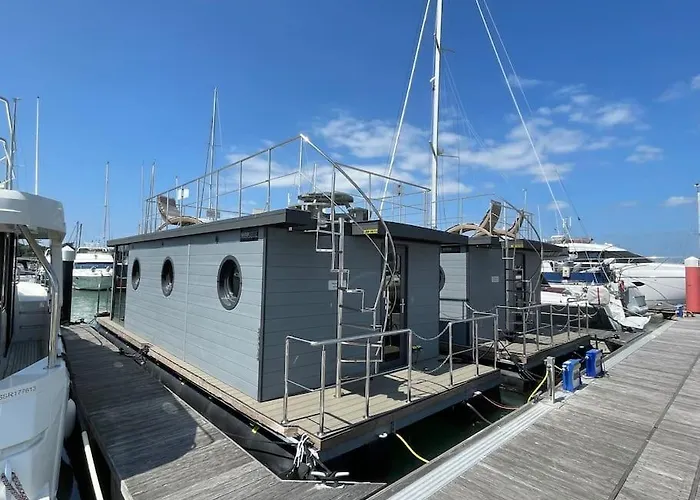 Yarmouth Waterlodge Floating Apartments 2