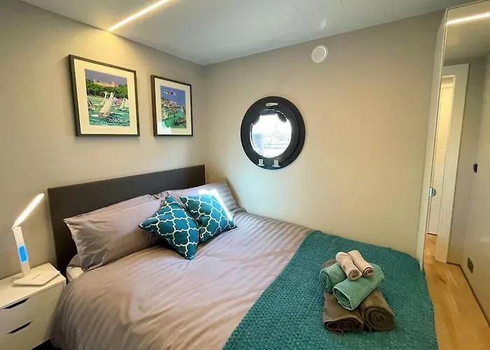 Yarmouth Waterlodge Floating Apartments 2