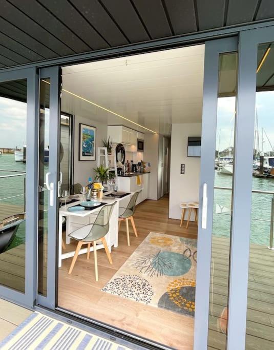 Apartment Yarmouth Waterlodge Floating 2
